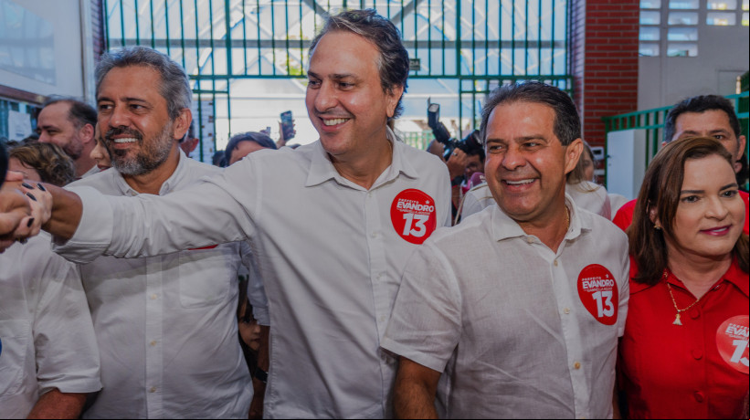 Evandro Leitão compareceu ao local de votação junto com o Ministro da Educação, Camilo Santana (PT) e o Governador Elmano de Freitas (PT).