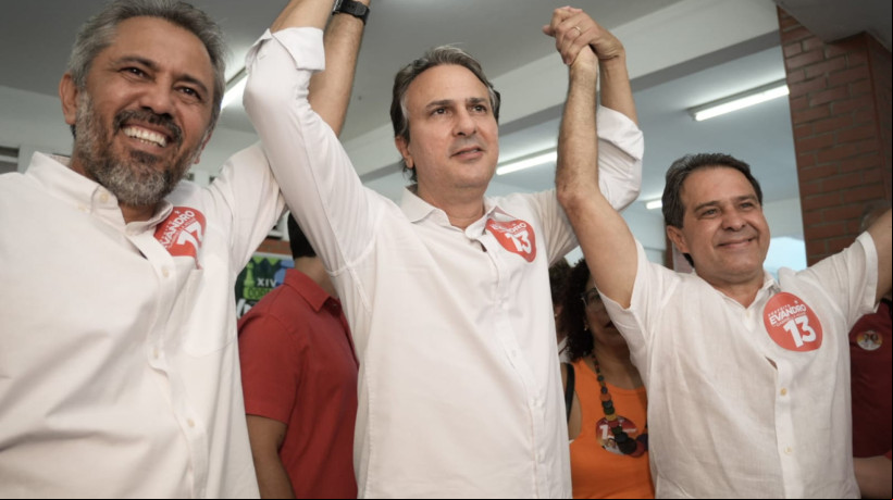 Elmano de Freitas, Camilo Santana e Evandro Leitão durante a votação do 1º turno para prefeito de Fortaleza