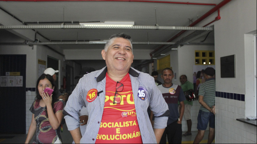 FORTALEZA, CE, BRASIL, 06-10-2024 - Candidato Zé Batista votando na escola Professor Luiz Recamond (foto: Matheus Souza/Especial para O povo)