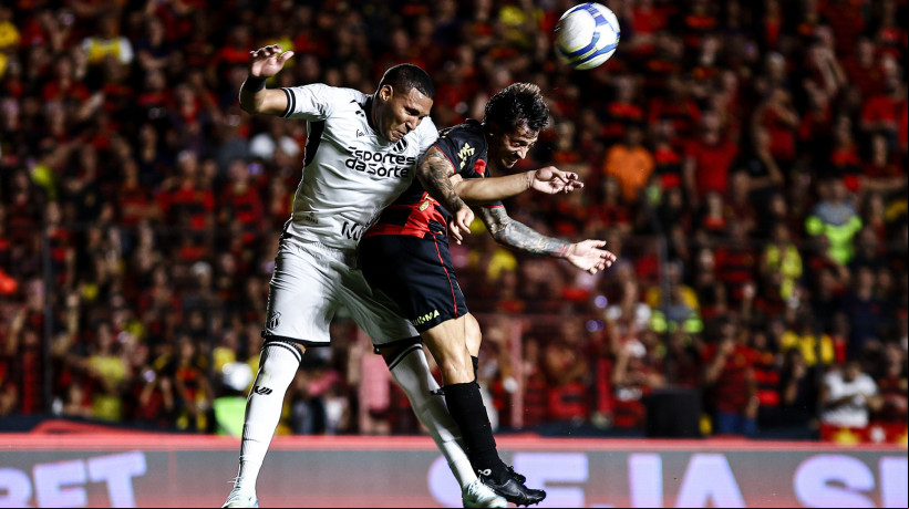 Matheus Felipe e Fabricio Domínguez disputam lance no jogo Sport x Ceará, na Ilha do Retiro, pelo Campeonato Brasileiro Série B 2024