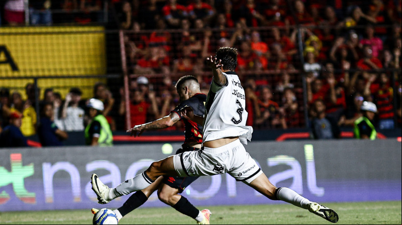 Tití Ortiz e João Pedro Tchoca disputam lance no jogo Sport x Ceará, na Ilha do Retiro, pelo Campeonato Brasileiro Série B 2024
