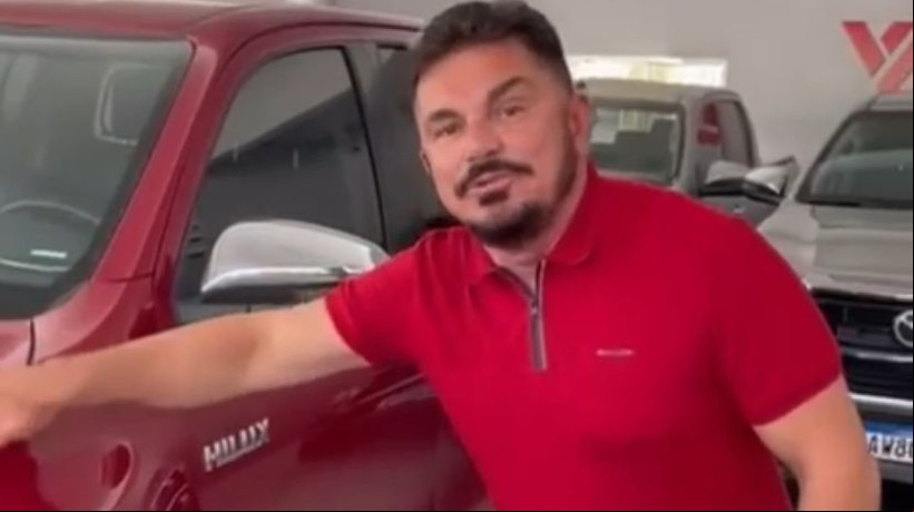 Em vídeo, prefeito de Morada Nova, Ceará, Vanderlei Nogueira (PT) exibe as Hilux que foram apostadas.