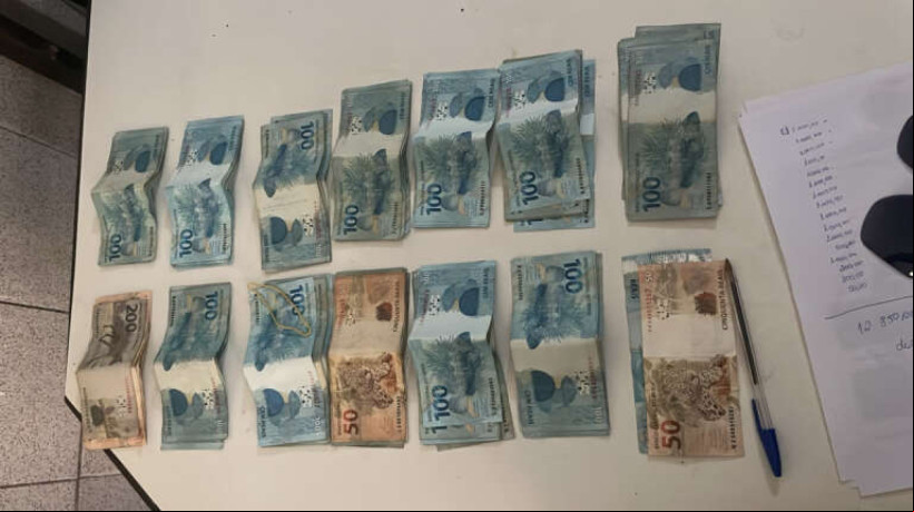 Dinheiro apreendido pelas equipes policiais na casa de uma das suspeitas