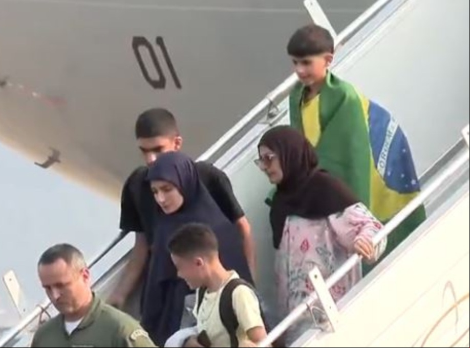 Brasileiros que viviam no Líbano estão retornando ao Brasil por causa dos ataques de Israel ao país.