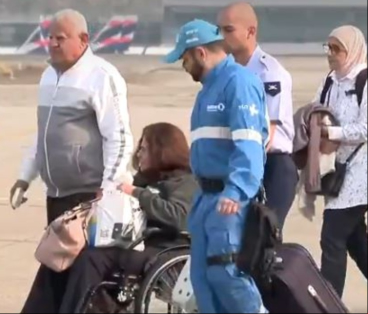 Equipes de socorro médico participam.da ação no aeroporto para dar e a ageiros que necessitam de assistência de saúde após a tensão vivida no Líbano e a longa viagem para o Brasil. Alguns idosos usaram cadeiras de rodas.