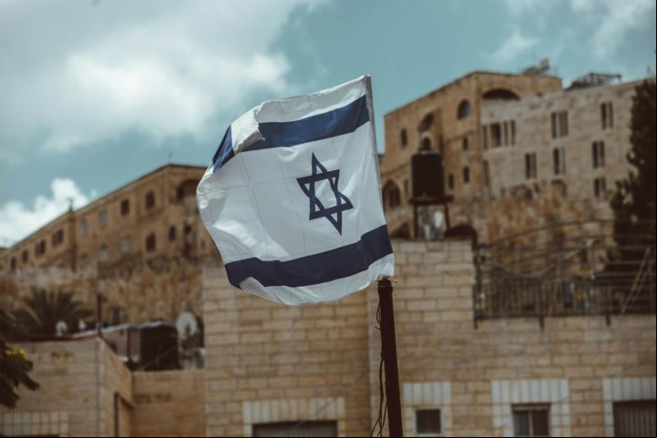 Em Israel, moradores também estão expostos ao risco. O grupo extremista libanês lançou foguetes contra Haifa, terceira maior cidade israelense
