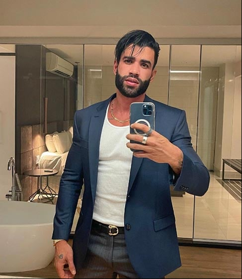 Gusttavo Lima - Natural de Presidente Olegário, município de Minas Gerais, ganhou notoriedade com o disco “Gusttavo Lima e Você”, de 2011. Desde então, emplacou diversos hits. No dia 24/09/20, o cantor teve a prisão decretada em investigação sobre bets, mas no dia seguinte a medida foi revogada.