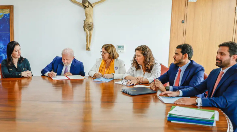 Lula assinou lei que associa ao feminicídio a maior pena prevista no Código Penal