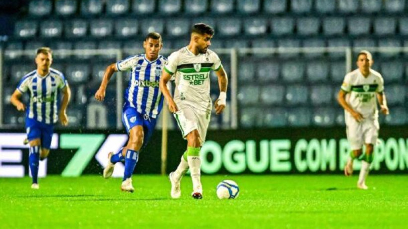Na Ressacada, o Coelho esteve na frente do placar por duas vezes, mas o Leão da Ilha buscou o empate