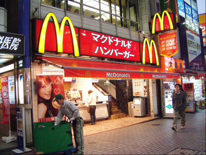 Em alguns países asiáticos, como Japão e Coreia do Sul, é comum encontrar itens sazonais únicos que refletem a culinária local, como hambúrgueres de frango com teriyaki.