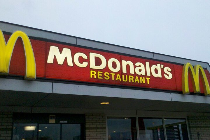 Nos anos 1980, Phil Sokolof, um empresário que teve um ataque cardíaco aos 43 anos colocou anúncios em jornais de cidades como Nova York e Chicago criticando o cardápio do McDonald's, dizendo que era prejudicial à saúde.