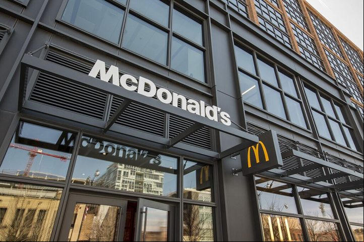 A expansão através do modelo de franquia foi fundamental para o sucesso do McDonald's. Hoje em dia, eles têm quase 40 mil unidades em 119 países!