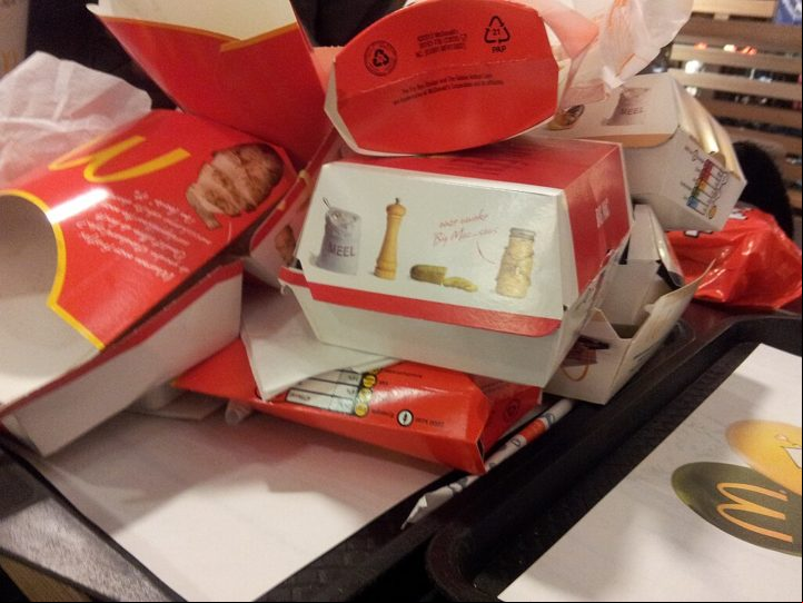 Pesquisas já mostraram que o McDonald's é uma das marcas que mais produzem lixo em todo o mundo. Desde que começou a receber críticas por suas práticas ambientais na década de 1970, a empresa reduziu bastante o uso de materiais que não podem ser reciclados.