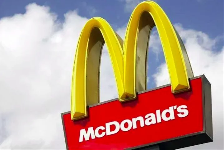 Além de ter sido pioneiro na padronização de processos e ingredientes, o McDonald's se tornou uma das maiores cadeias de restaurantes do mundo.