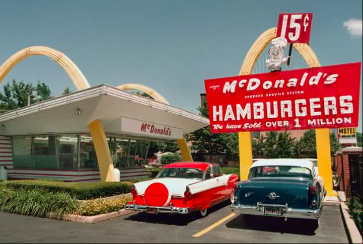 O primeiro McDonald's do mundo, inaugurado em 1940 pelos irmãos Richard e Maurice McDonald em San Bernardino, na Califórnia, revolucionou a indústria alimentícia com a inovadora