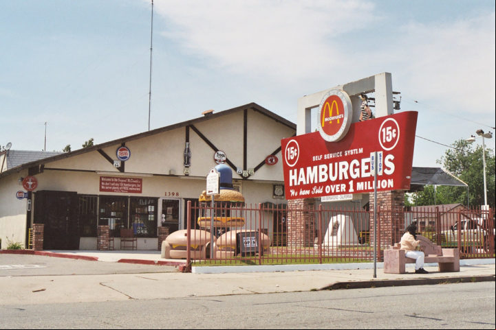 Em 1940, os irmãos Richard e Maurice McDonald inovaram ao introduzirem um novo conceito de restaurante que se concentrava em um menu limitado, velocidade no serviço e preços íveis.