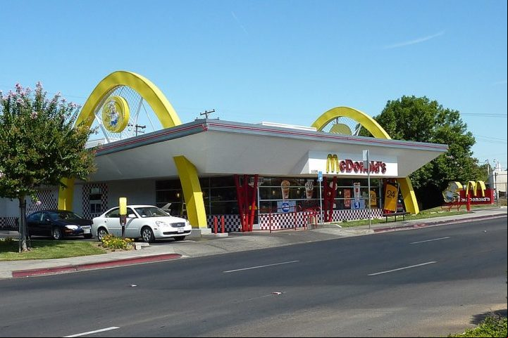 A abertura da primeira franquia sob a gestão de Ray Kroc ocorreu em 1955, em Des Plaines, Illinois, marcando o início da expansão global do McDonald's.