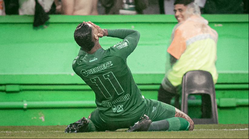 Alef Manga se emocionou ao marcar o gol em seu retorno 