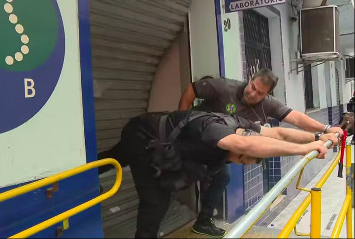 Localizada em Nova Iguaçu, na Baixada Fluminense, a sede do PCS Lab Saleme precisou ser arrombada pelos policiais, já que estava interditada desde a semana anterior.