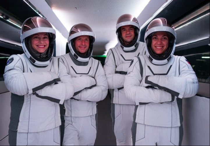 A Space X começou a fazer testes com foguetes há nove anos, mas com naves de tamanho menor, chamadas de Falcon 9. A empresa, inclusive, já colocou astronautas em órbita.