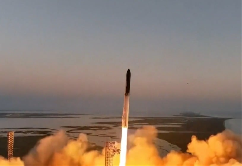 A façanha foi transmitida ao vivo. Primeiro os propulsores foram desacoplados da nave espacial. E em seguida começou o retorno à Terra