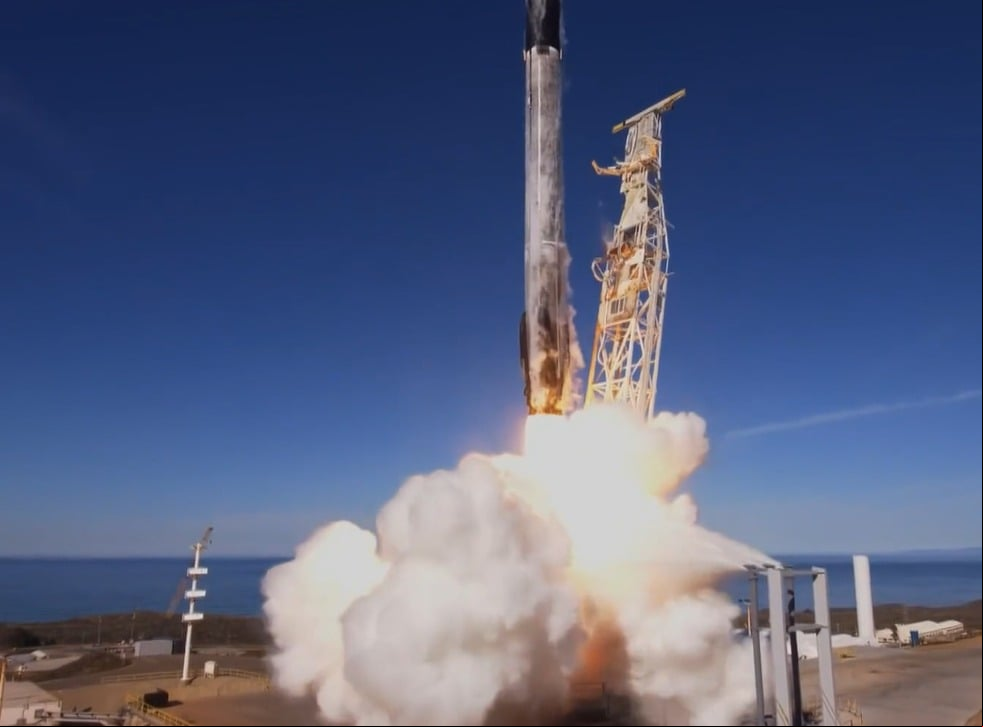 Mas na Starship, de tamanho bem maior, isso nunca tinha sido realizado. E, além de planejar o pouso dos propulsores para reaproveitamento, Elon Musk queria que eles retornassem exatamente ao ponto de partida.