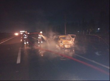 Carro apresentou problemas repentinos. A câmera de ré foi acionada involuntariamente e os LEDs do  acenderam  