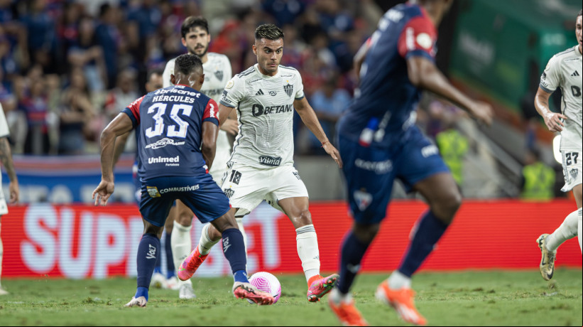 Hércules e Fausto Vera disputam lance no jogo Fortaleza x Atlético-MG, no Castelão, pelo Campeonato Brasileiro Série A 2024