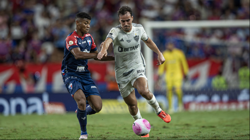 Hércules e Igor Gomes disputam lance no jogo Fortaleza x Atlético-MG, no Castelão, pelo Campeonato Brasileiro Série A 2024