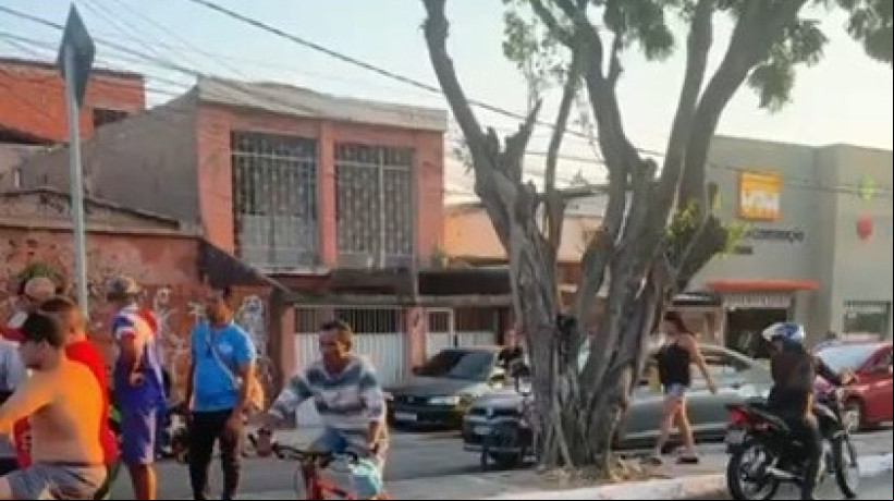 De acordo com informações de populares, o homem foi alvejado por disparos vindos de um motociclista