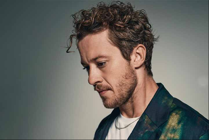 O ator britânico Joseph Quinn será Johnny Storm/Tocha Humana. Ele ficou conhecido pela série Stranger Things, no papel de Eddie Munson. Ele fez uma participação na série da HBO, Game of Thrones, interpretando um soldado dos Stark, Koner.