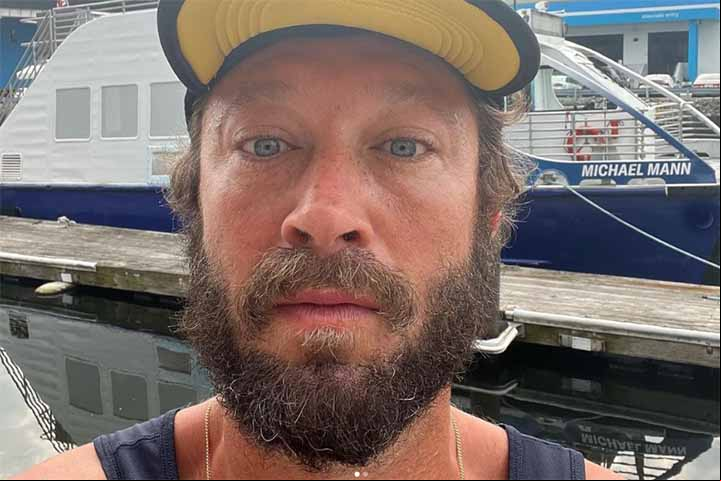 O americano Ebon Moss-Bachrach será Ben Grimm/O Coisa. Ele ganhou projeção por seus papéis nas séries Marvel's The Punisher, da Netflix, The Last Ship e The Bear, pelo qual venceu um Critics’ Choice e um Emmy de Melhor Ator Coadjuvante em Série de Comédia.