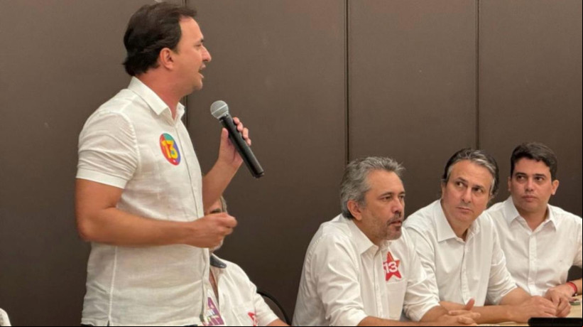 Deputado estadual Junior Mano (PL) em ato de campanha de Evandro Leitão (PT)