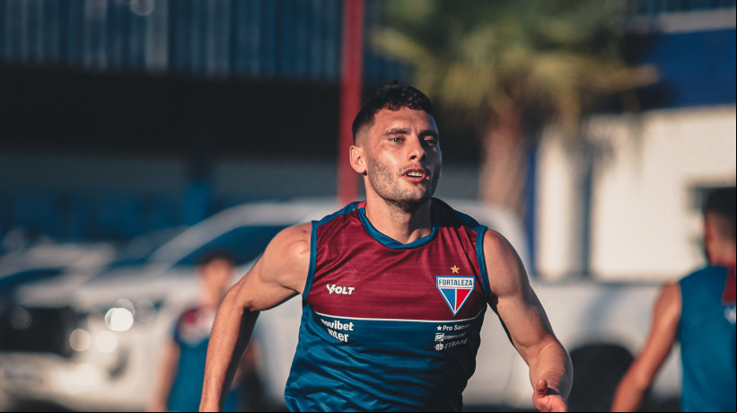 Volante Emmanuel Martínez em treino do Fortaleza no Centro de Excelência Alcides Santos, no Pici