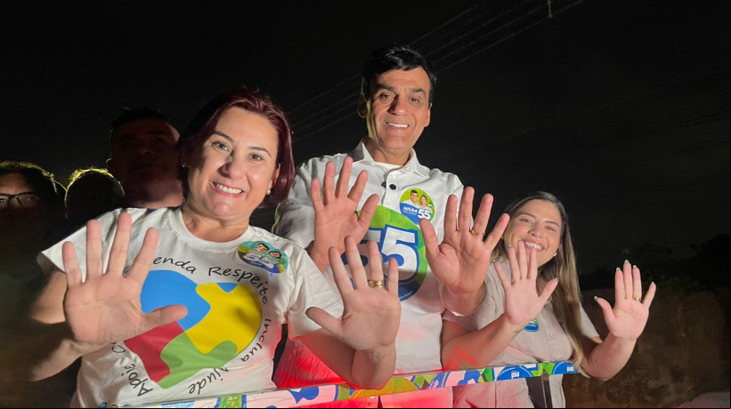 Naumi Amorim em caravana pelo bairro Capuan, ao lado de Emilia Pessoa e a candidata a vice-prefeita, Priscila Menezes.