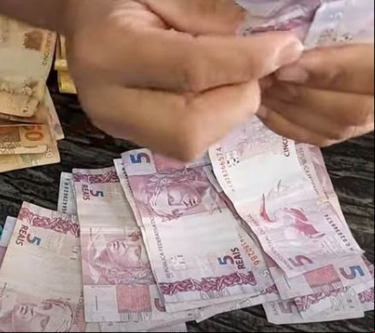 As mesadas , por sinal, podem ser dadas em idades variadas. Alguns consideram que o ideal é começar a dar mesada aos 6 anos. Mas alguns pais preferem dar antes ou depois. Depende de cada família. O importante é que a criança comece desde cedo a valorizar o dinheiro.