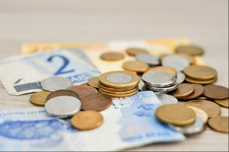 Quando levar a criança para uma compra no mercado, ensine quanto valem alguns produtos e mostre quantas notas ou moedas são necessárias para fazer o pagamento. Explique o limite. Se tem R$ 20 para gastar, o que pode ser comprado com esse valor?