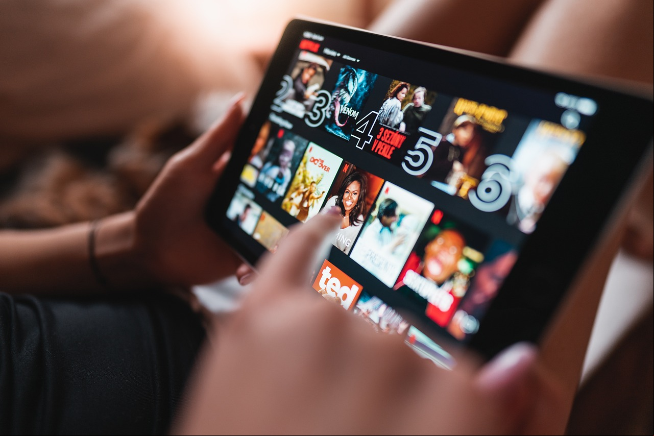 Outra forma de educar a criança é deixar que ela participe de uma decisão. Por exemplo, antes da de um plano de TV, ela pode olhar as opções de canais infantis. Junto com os pais, a criança pode dizer sua preferência e perceber que o o depende de pagamento. Portanto, se não usar não vale a pena manter.