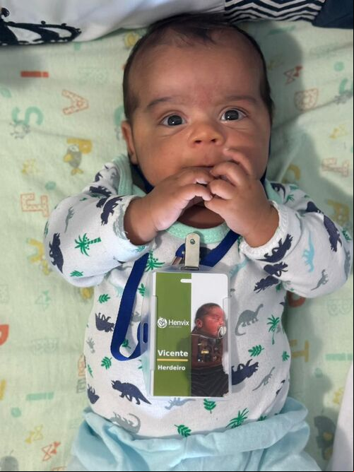 Uma dose de humor ajuda a tornar mais leve o desafio de criar a criança com um olhar voltado para a educação financeira e a expectativa de um futuro no ramo empresarial. Aos 4 meses, Vicente já tem um crachá da empresa, como herdeiro.