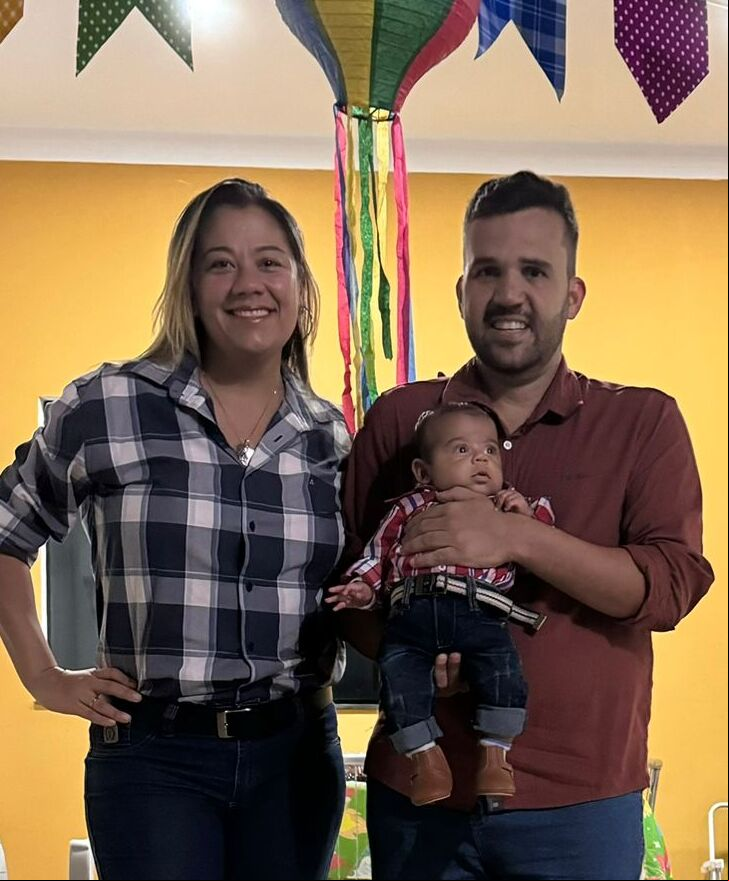 Pessoas que trabalham em cargos executivos lidam com um desafio ao se tornarem pais. Muitos esperam que os filhos sigam a carreira. Diretor da Henvix Ambiental, Vinícius Oliveira planeja o futuro do filho Vicente. Vamos ensinar gestão financeira desde a época em que ele receber mesada. Isso é para vida, diz o pai.