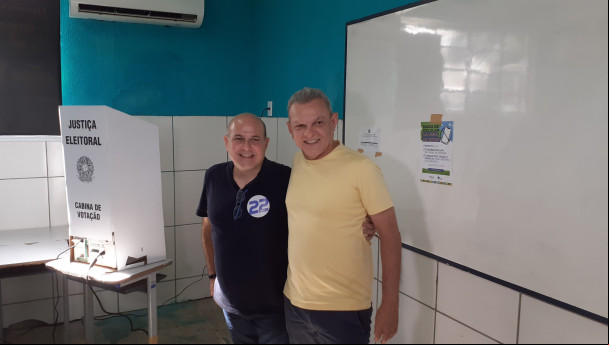 José Sarto (PDT) ao lado de Roberto Cláudio (PDT) durante a votação do segundo turno em Fortaleza