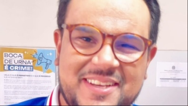 Técio Nunes (PSOL) compareceu ao seu local de voto com uma camisa do Fortaleza e declarou apoio a Evandro Leitão (PT)