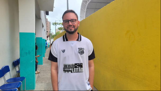Torcedores de clubes cearenses com adesivos relacionando seus times aos candidatos à prefeitura de Fortaleza