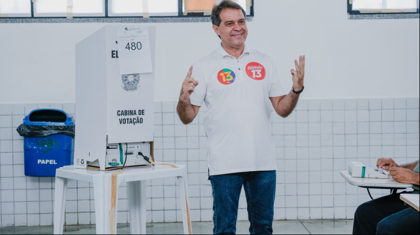 Segundo turno na seção eleitoral da Faculdade Farias Brito. Na foto, movimentação em meio a votação do candidato Evandro Leitão (PT), com a presença de Camilo Santana e Elmano de Freitas