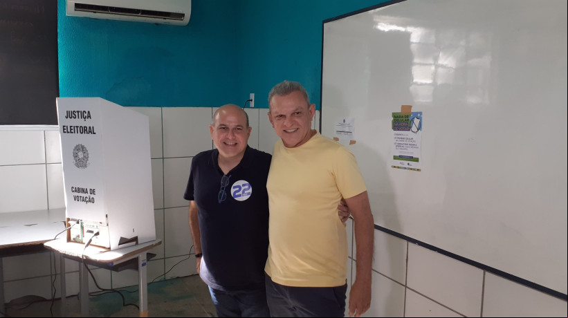 Prefeito de Fortaleza, José Sarto (PDT), vota acompanhado do ex-prefeito Roberto Cláudio