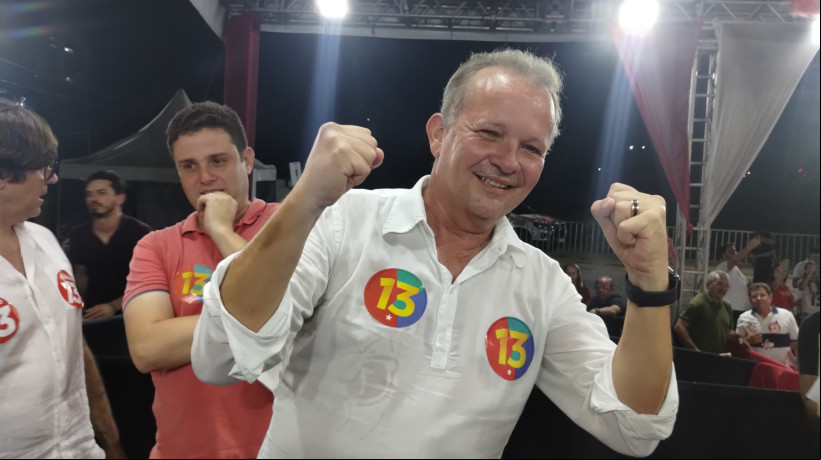 Deputado federal André Figueiredo, do PDT, em comitê de Evandro Leitão, eleito prefeito de Fortaleza