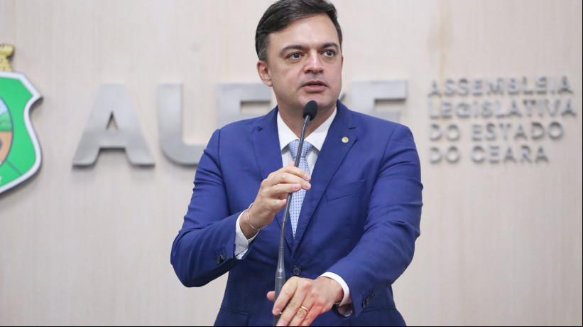 FERNANDO Santana é deputado estadual e era candidato à presidência da Assembleia pelo PT