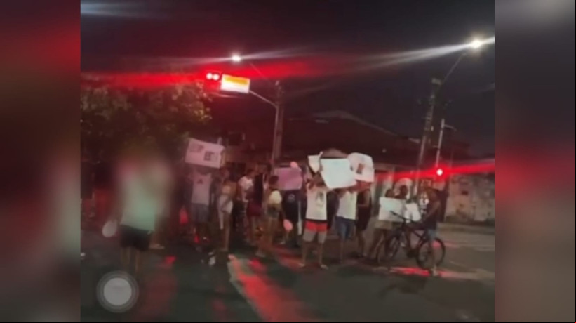 Moradores fizeram protestos após homicídio de jovem comerciante