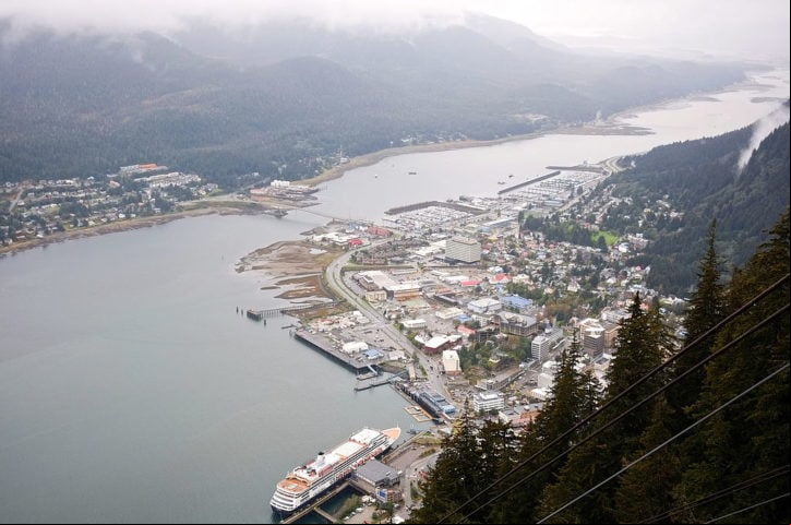 Devido ao seu tamanho e localização remota, o Alasca tem apenas 700 mil habitantes. A maioria concentrada nas cidades principais, como Anchorage, Fairbanks e Juneau (foto), a capital do estado.