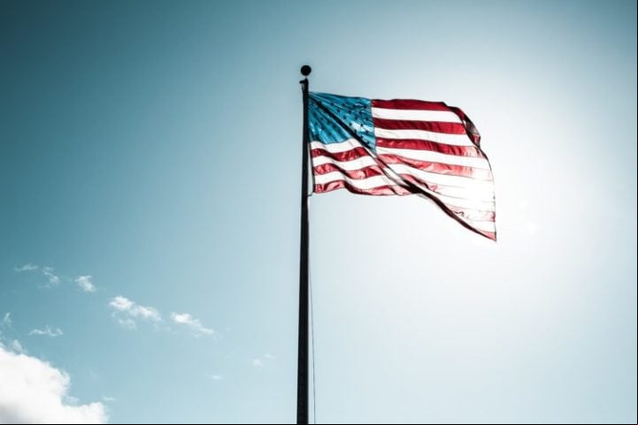 Em 1945, a bandeira americana ostentava apenas 48 estrelas, já que o Alasca e o Havaí ainda não faziam parte dos EUA. Somente em 4/7/1960 a bandeira com 50 estrelas foi adotada.